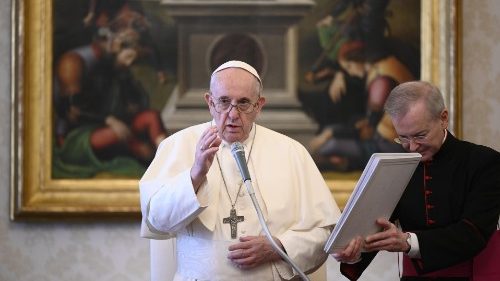 2020.11.04 Katekesi ya Papa:Akibariki kupitia Maktaba ya Jumba la Kitume Vatican 