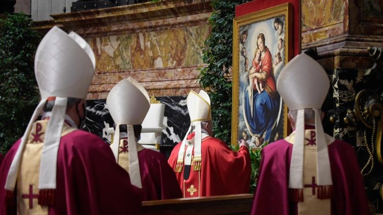 성 베드로 대성전에서 추기경과 주교들과 함께 기도하는 프란치스코 교황