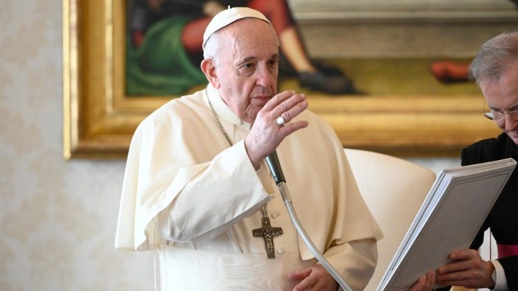 Påven Franciskus ger välsignelse