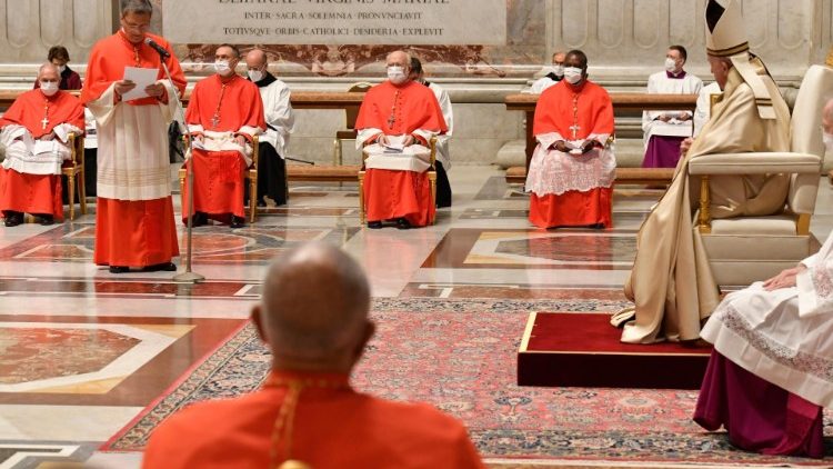 Le cardinal Mario Grech prenant la parole au début du Consistoire 