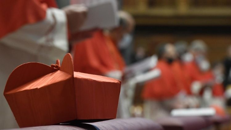 La barrette cardinalice remise aux nouveaux cardinaux (Vatican Media). 