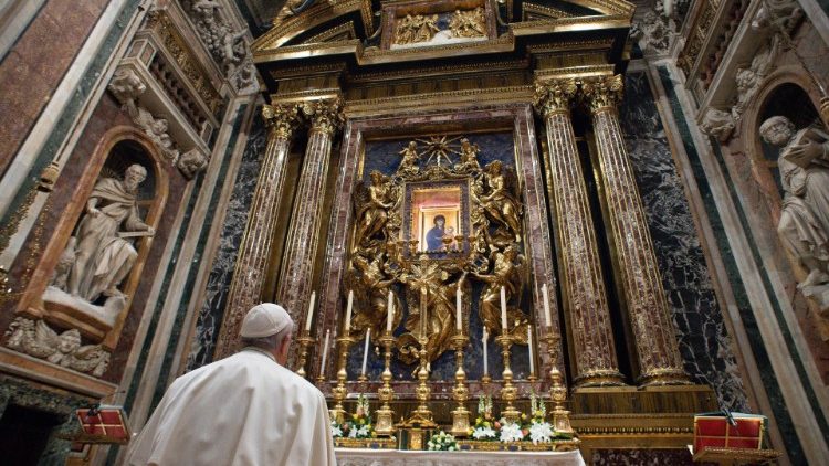 Papa Francisc în fața icoanei Fecioarei Maria ”Salus Populi Romani” din bazilica romană Santa Maria Maggiore