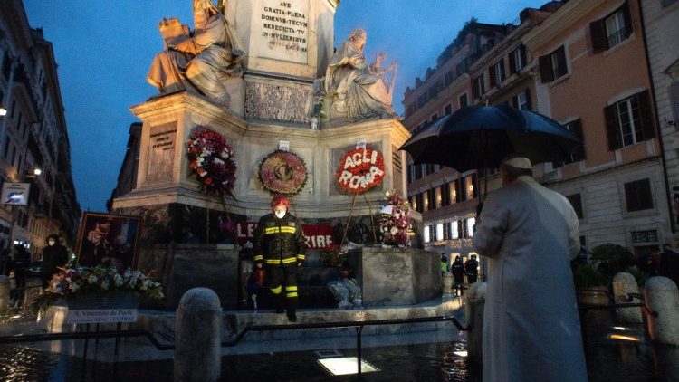 Папа Франциск у подножия статуи Пресвятой Богородицы на римской площади Испании