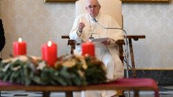 Papa Francisc la audienţa generală de miercuri, 9 decembrie 2020, desfăşurată în Biblioteca din Palatul Apostolic