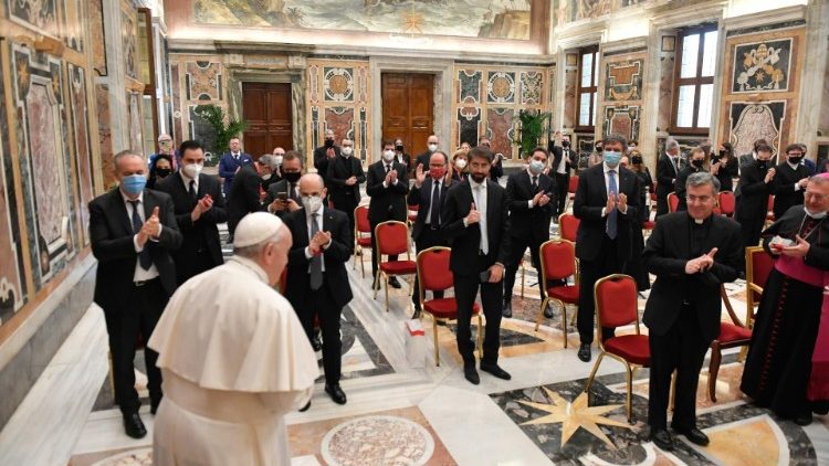教皇フランシスコ、スロベニアとイタリアのテラモ‐アトリ教区の両使節と　2020年12月11日