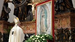 Påven inför Vår Fru av Guadalupe under mässan i Peterskyrkan 2022
