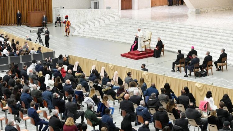 Le Pape François devant les employés du Vatican, le 21 décembre 2020.