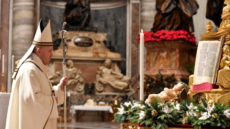 Papa Francisc la Sfânta Liturghie a Nopții de Crăciun din 2020.
