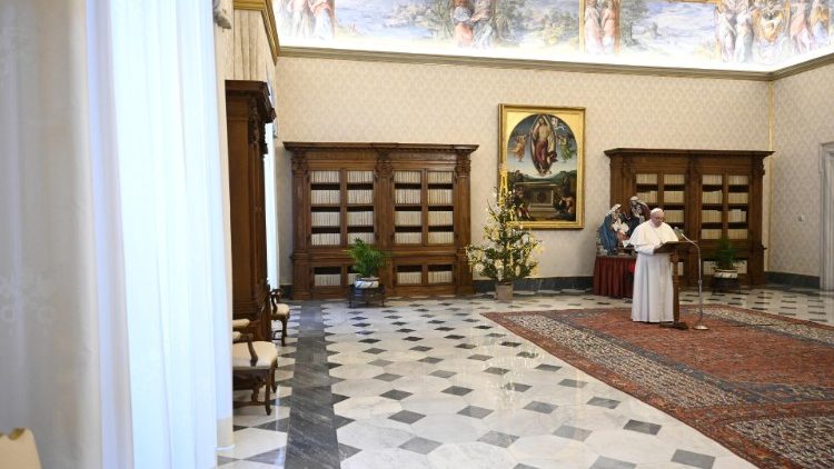 Påven Franciskus 26 december 2020 vid angelusbönen i apostoliska palatsets bibliotek