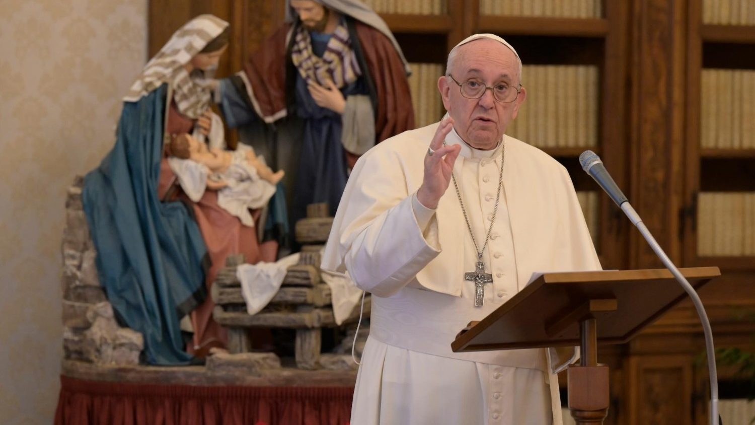 Pope at Angelus: Entrust yourself to Mary for a united world