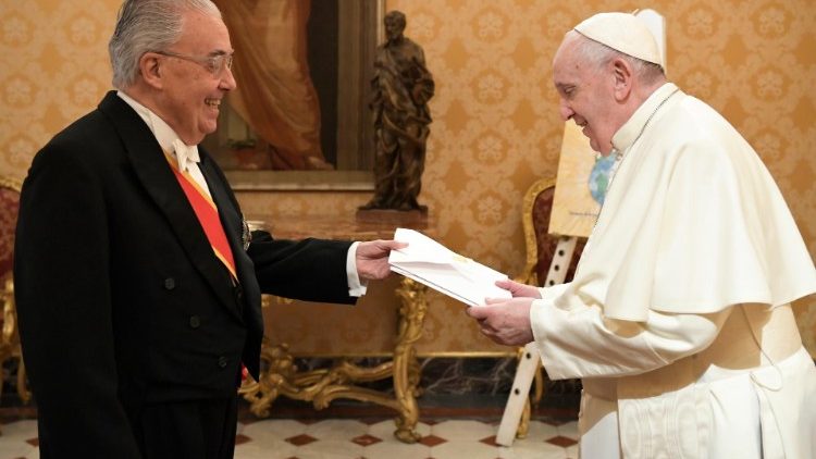 L'ambassadeur d'Uruguay, Guzmàn Carriquiry Lecour, présentant ses lettres de créances au Pape François, le 9 janvier 2021.