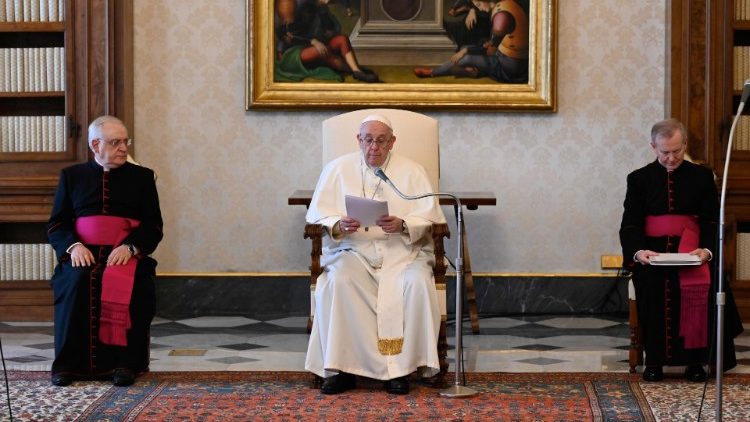 教宗在宗座大樓的圖書館主持週三公開接見活動