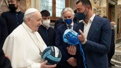 Le Pape François et les joueurs de La Spezia au Vatican, le 20 janvier 2021. 