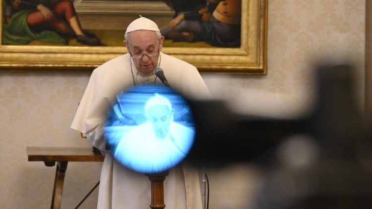Il Papa recita l'Angelus in streaming dalla Biblioteca Apostolica