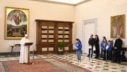 Papež Frančišek in otroci ter mladi rimske Katoliške akcije v knjižnici apostolske palače v Vatikanu.