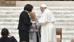 Il Papa con la presidente dei Focolari Margaret Karram e l'ex presidente Maria Voce nell'udienza del 2021