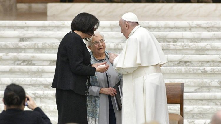 Ferenc pápa a mozgalom vezetőjével, Margaret Karram elnökkel, valamint a korábbi vezetővel, Maria Vocéval 2021-ben
