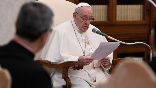 O Papa: a oração nos ajuda a amar os outros, não obstante seus erros e pecados