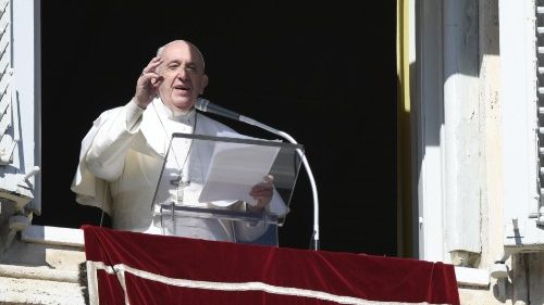 Papež Frančišek pred opoldansko molitvijo Angel Gospod običajno razlaga evangelij tistega dneva.