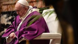 Papež František v modlitbě při liturgii Popeleční středy
