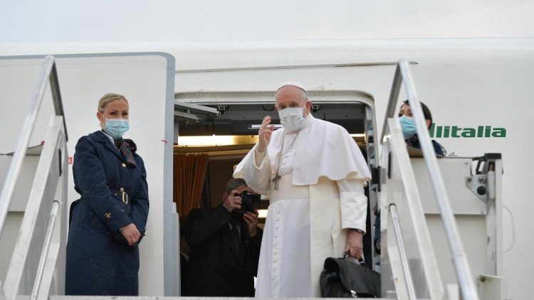Папа Франциск в римском аэропорту Фьюмичино перед отлётом в Ирак