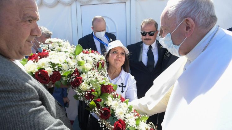 Iraqi Christians presents the Pope with a wreath of flowers