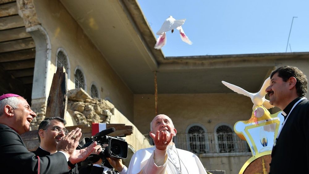 Pomba da paz solta pelo Papa após oração pelas vítimas da guerra