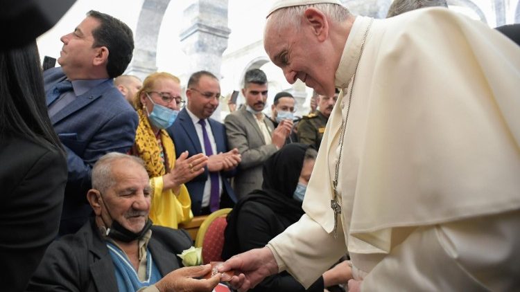 Papa Franjo na apostolskom pohodu Iraku; posjet zajednici u Qaraqoshu (Irak), u crkvi Bezgrješnoga začeća; 7. ožujka 2021.