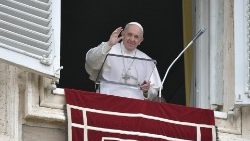 A pápa az Apostoli Palota pápa dolgozószobájának ablakából imádkozza a vasárnap déli Mária-imát a hívekkel