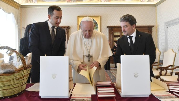 教宗与圣马力诺共和国两位执政官