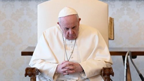 Påven Franciskus i bön vid allmänna audiensen 17 mars 2021, som strömmades via Vatican News' kanaler från apostoliska palatsets bibliotek