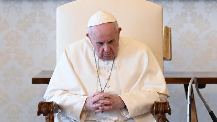 Ferenc pápa az Apostoli Palota könyvtárában tartja meg katekézisét