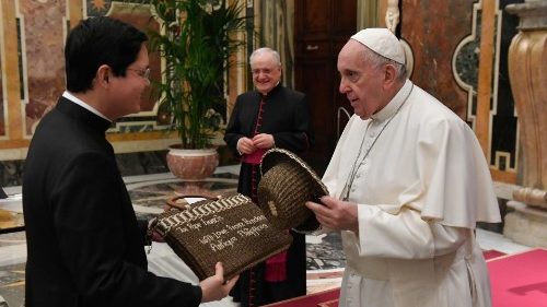 Papst rät Seminaristen: Weder in Vergangenheit noch in Zukunft flüchten