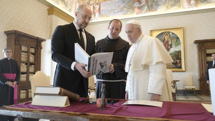 프란치스코 교황과 데니스 슈미할 우크라이나 총리