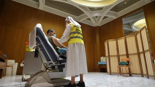 El Vaticano continúa su campaña de vacunación anti Covid con las personas más pobres y vulnerables.