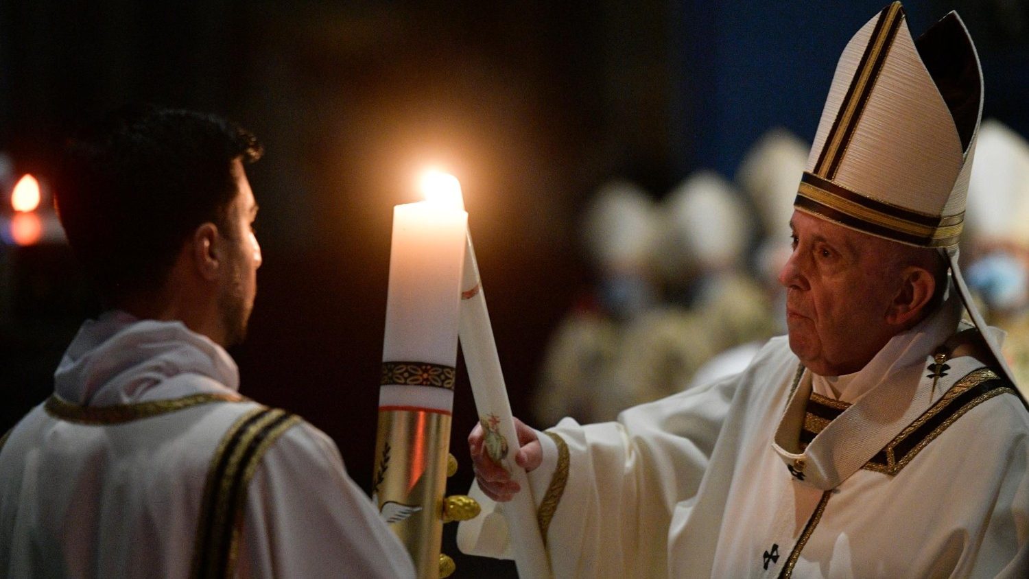 Pope during Easter vigil: Christ lives today, always helps to start anew
