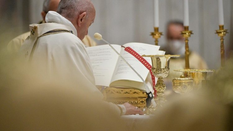 Papa Francesco nella celebrazione della Veglia pasquale dello scorso anno