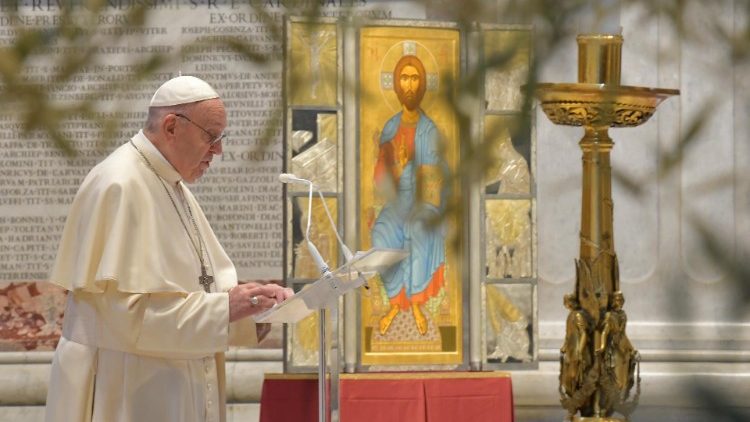 Le Pape François lors de la Bénédiction Urbi et Orbi du 4 avril 2021, au Vatican. 