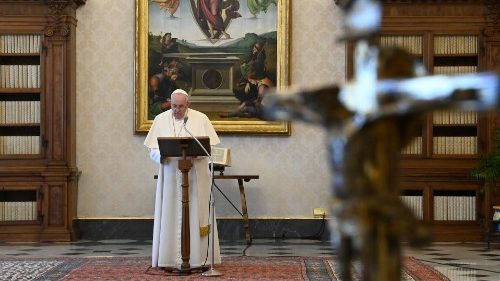 교황청 사도궁 도서관에서 부활 삼종기도를 바치는 프란치스코 교황