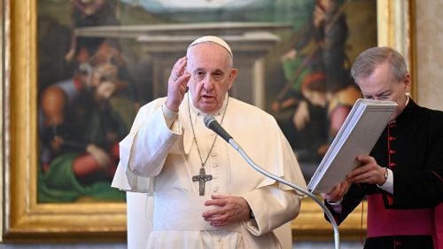 Ferenc pápa áldást ad a szerdai általános kihallgatáson