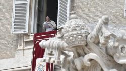 Ferenc pápa köszönti a téren megjelent híveket