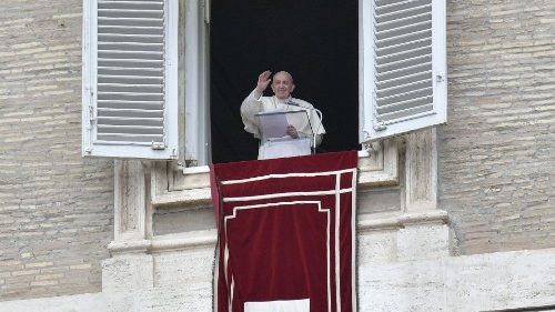 El Papa Francisco asomado desde el balcón del Palacio Apostólico. 