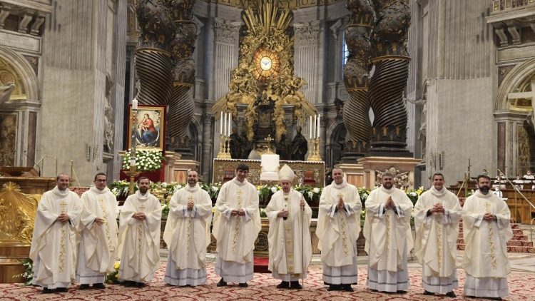 프란치스코 교황과 새 사제들