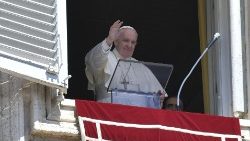 Le Pape saluant les fidèles réunis place saint Pierre