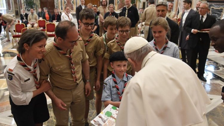 Papa Francisc, în Sala Clementină din Palatul Apostolic, la audiența acordată vineri, 14 mai a.c., unor membri ai asociației franceze de cercetași „Scouts Unitaires de France”