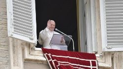 Le Pape à la fenêtre des appartements pontificaux, le dimanche 16 mai 2021.