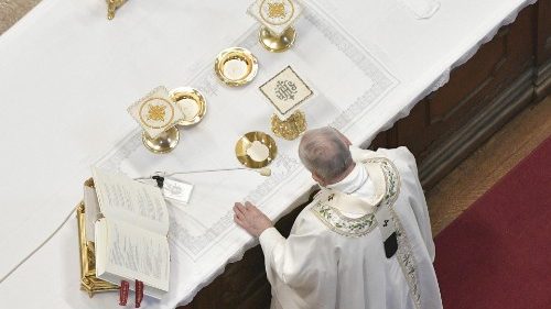 Pope: 'Overcome polemics about the liturgy to rediscover its beauty'