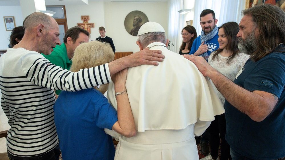 Le Pape priant avec les membres de l'association Lazare à Sainte-Marthe. 