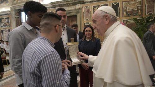 Stredoškoláci z Codogna pápežovi darolvali vlastnoručne vyrobený kovový kríž.