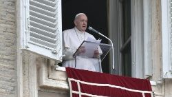 Le Pape François depuis les appartements pontificaux, le 23 mai. 